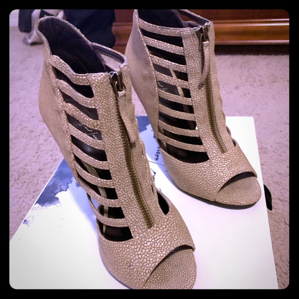 Elizabeth James Oat Color Leather Cage ankle bootie sandal metal heel US 7.5